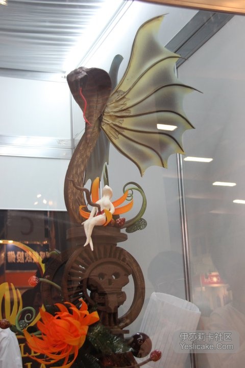 近距离观看，蛇和身体是嫁接上去的，这个技术层面难度在日本评委眼中是拿不到高分的。