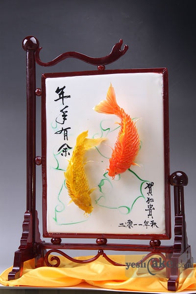 挂着的糖艺作品：年年有余