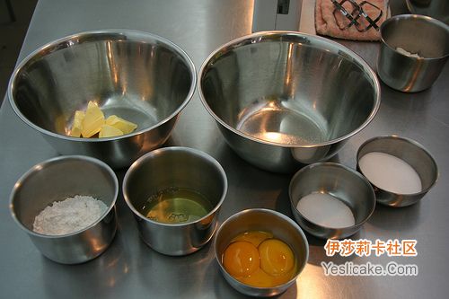 3个MM一起烘焙礼物蛋糕