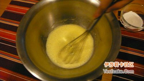 用打蛋器把蛋黄和水油搅匀 用打蛋器把蛋黄和水油搅匀