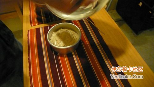 倒入模具,这时候你看倒入的面糊是厚厚的感觉,还是流质的感觉。前者OK,后者基本就僵掉 倒入模具,这时候你看倒入的面糊是厚厚的感觉,还是流质的感觉。前者OK,后者基本就僵掉