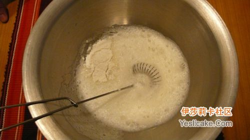 先打到湿性打发状态后分2次加入糖 先打到湿性打发状态后分2次加入糖