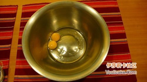分蛋,蛋黄放在水和油里,蛋白放一个盆 分蛋,蛋黄放在水和油里,蛋白放一个盆