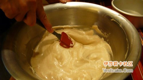 蛋白和面糊拌均匀。 蛋白和面糊拌均匀。