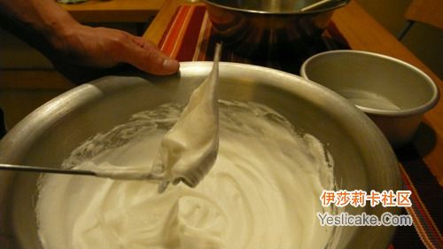 这就湿我们需要的硬性打发状态了。接下来我们可以继续下一步了 这就湿我们需要的硬性打发状态了。接下来我们可以继续下一步了