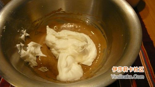 将打好的蛋白霜分2次加入面糊盆中 将打好的蛋白霜分2次加入面糊盆中