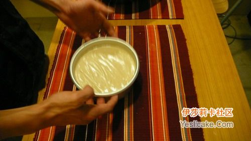 在桌面上震两下,使空气排出 在桌面上震两下,使空气排出