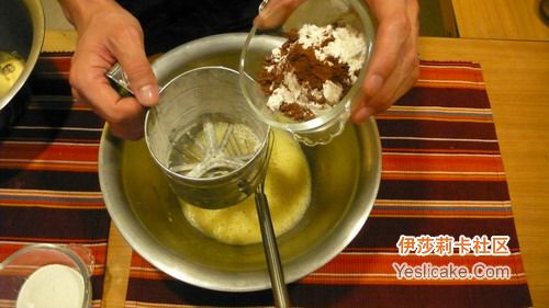 筛入低粉和可可粉 筛入低粉和可可粉