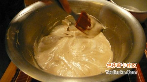 拌的时候也需要注意下,时间不能过长,过长会导致蛋糕僵掉,就是蛋糕当中很硬而且看上去不高。 拌的时候也需要注意下,时间不能过长,过长会导致蛋糕僵掉,就是蛋糕当中很硬而且看上去不高。