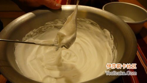 这里说明下:刚打完的蛋白中空气含量湿最多的,体积也是最大的,但是过了一段时间你会发现有点变化,空 ... 这里说明下:刚打完的蛋白中空气含量湿最多的,体积也是最大的,但是过了一段时间你会发现有点变化,空 ...