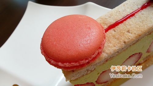 美味的开心果草莓蛋糕
