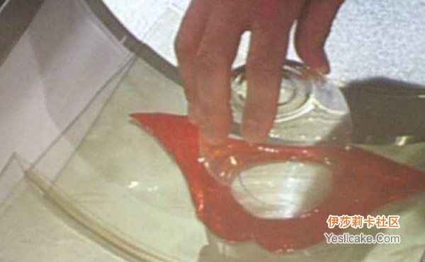 趁糖体好有温度的状态下倒压上玻璃杯冷却成形备用