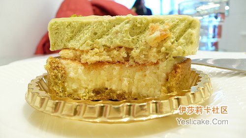 可口美味的开心果塔和百香果巧克力塔