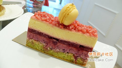 精致的慕斯甜点